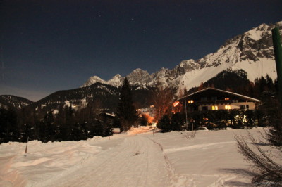 Wieczorny widok z okna na szczyty Dachstein