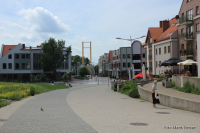 Ulica łącząca kładkę prowadzącą od mariny oraz centrum miasta - zaprojektowana również z rozmachem, jednak realizacja się przedłuża