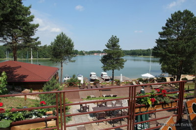 Widok na jezioro z tarasu hotelowego