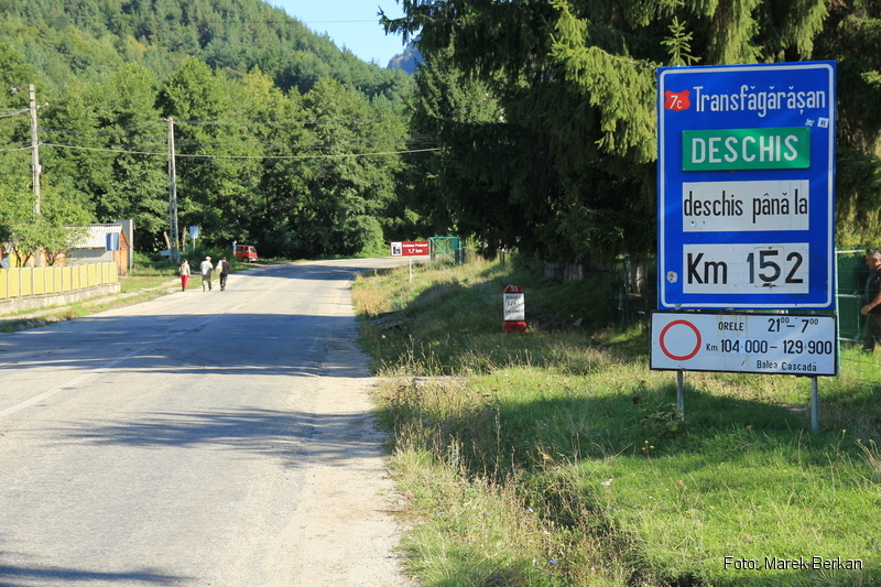 Droga Transfogaraska (7C) - tablica informująca że m.in. droga jest zamknięta w nocy