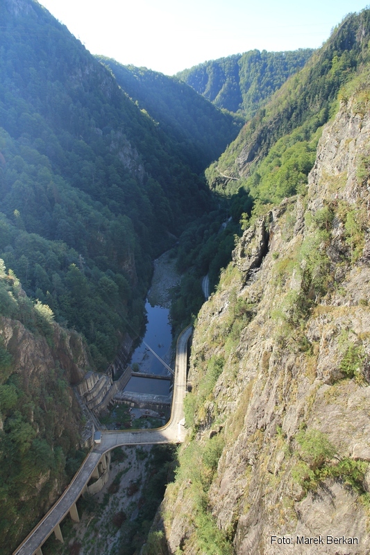 Droga Transfogaraska (7C) - dolina rzeki Ardżesz tuż pod zaporą