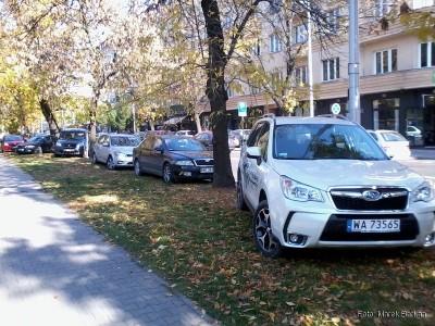 Samochody zaparkowane na trawniku przy ul. Rozbrat