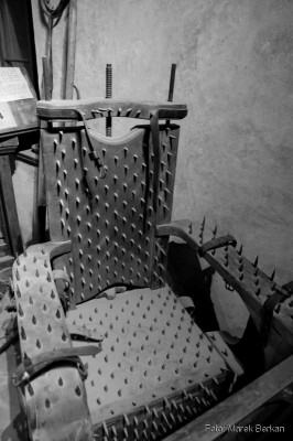 Dawne sale i narzędzia tortur przy Złotej Uliczce