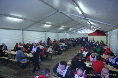 Namiot gdzie wydawano posiłki po zawodach