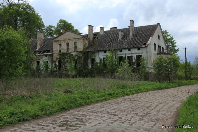 Opuszczony budynek w miejscowości Dąbrówka