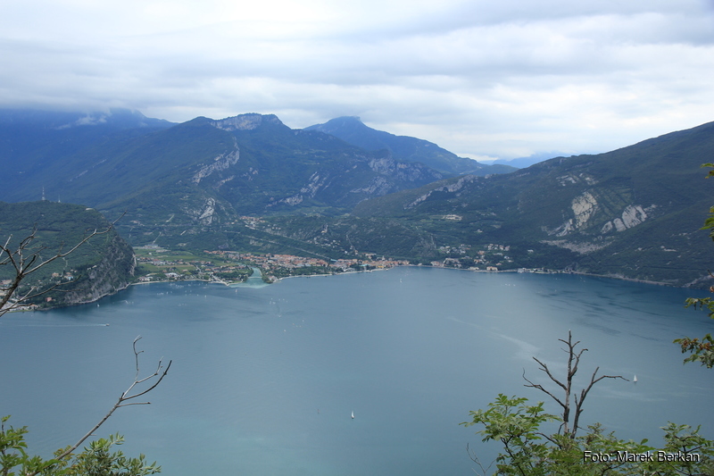 Jezioro Garda, na drugim brzegu miejscowość Torbole