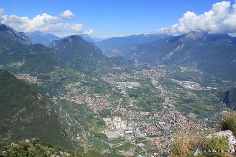 Widok ze szczytu Cima SAT (1260 m n.p.m.) - najwyższy punkt ferraty "dell'AMICIZIA"