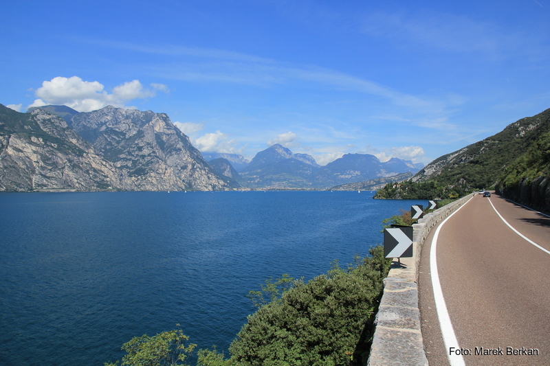 Droga wzdłuż wschodniego brzegu jeziora Garda