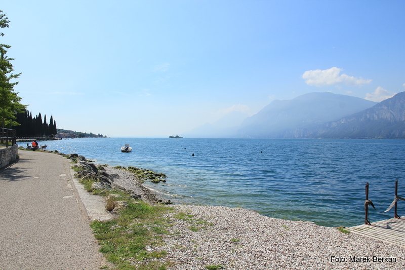 Ścieżka rowerowo-piesza nad jeziorem Garda