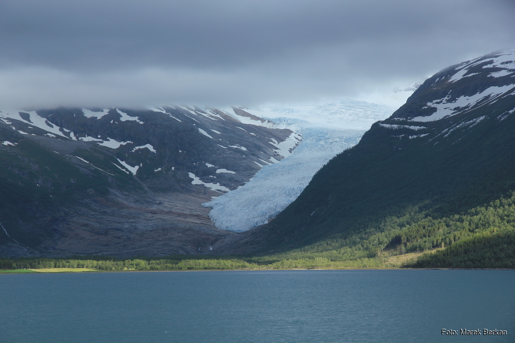 Język lodowca Svartisen - drugiego co do wielkości w Norwegii