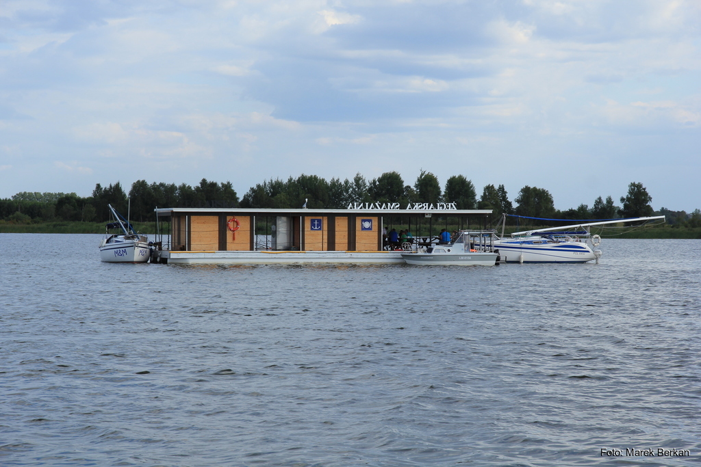 Pływająca restauracja na jeziorze Szymon