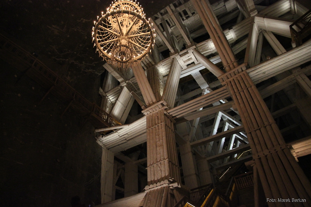 Konstrukcja podpierająca strop komory