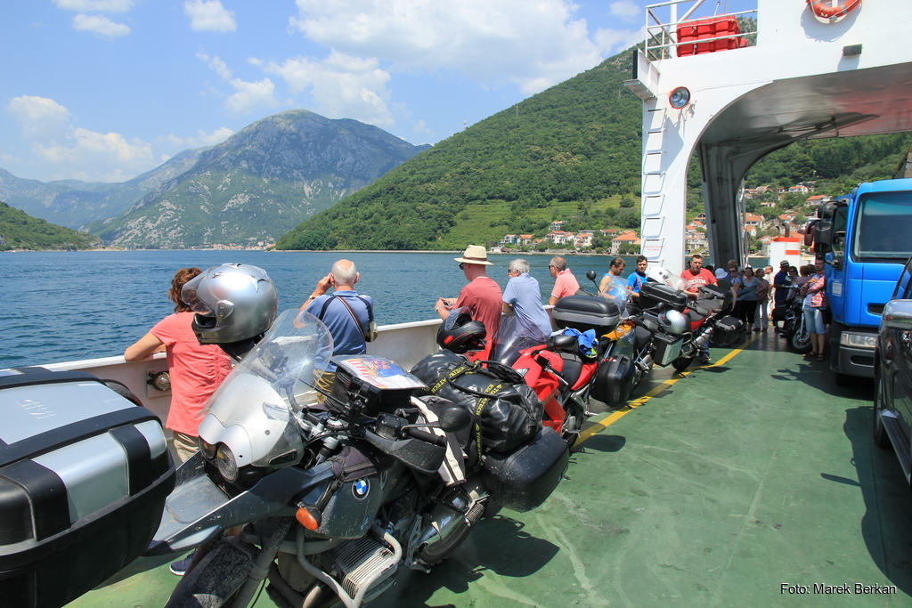 Czarnogóra - prom przy Zatoce Kotorskiej