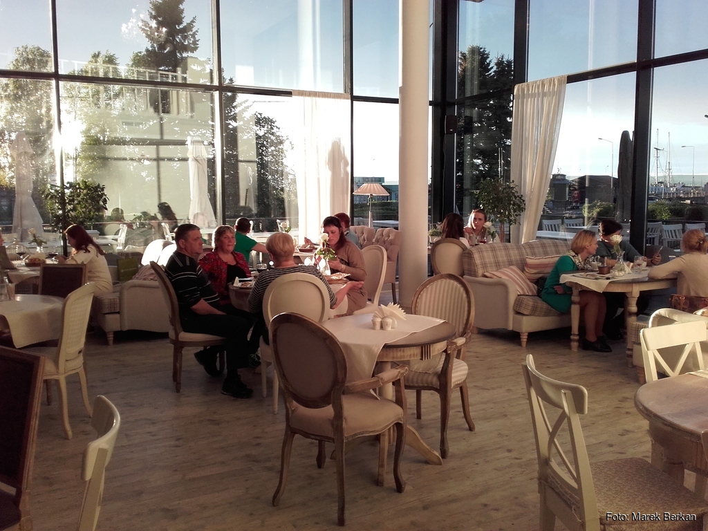 Wnętrze dobrej restauracji przy bulwarze w Petrozawodsku