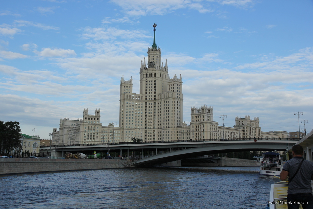 Moskwa: wieżowiec na nabrzeżu Kotelnickim (mieszkalny)
