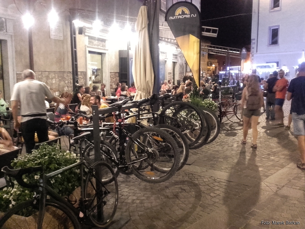 Arco: parking dla rowerów przy restauracji