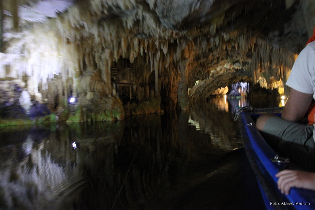 Jaskinia Diru - trasa turystyczna pokonywana łodzią