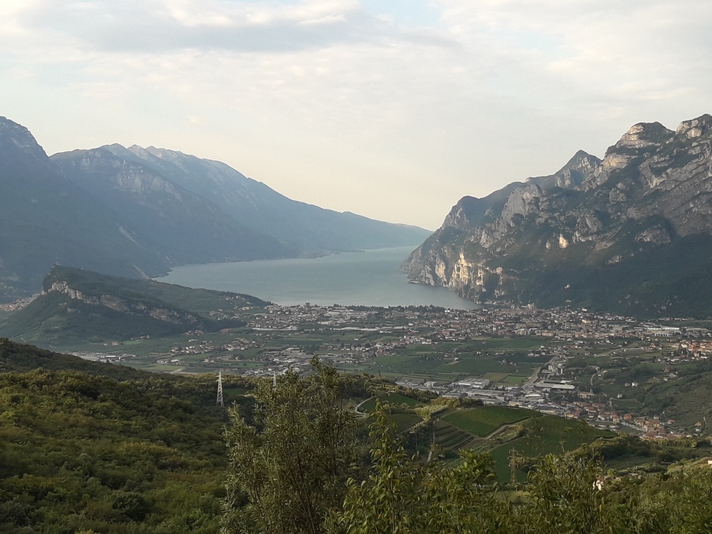 Widok na jezioro Garda z podjazdu na przełęcz