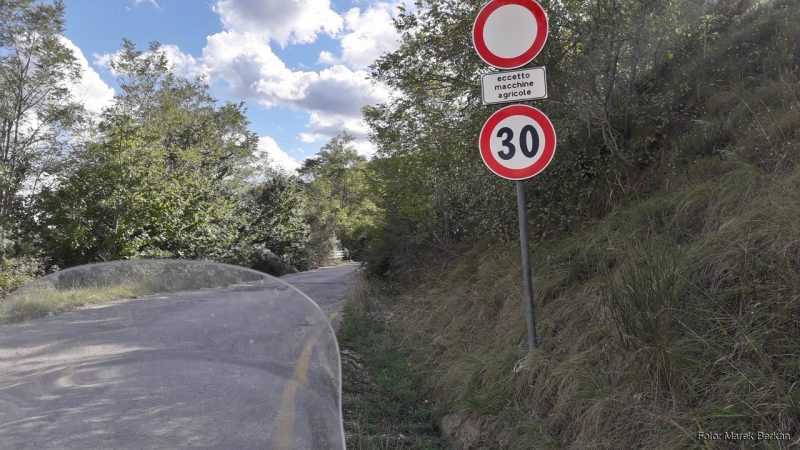 Zamknięty wjazd na drogę Cancelli-Fossato di Vico (od północy)