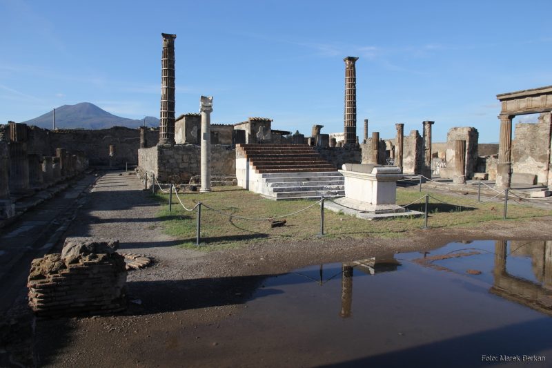 Wykopaliska archeologiczne w Pompejach - na horyzoncie Wezuwiusz