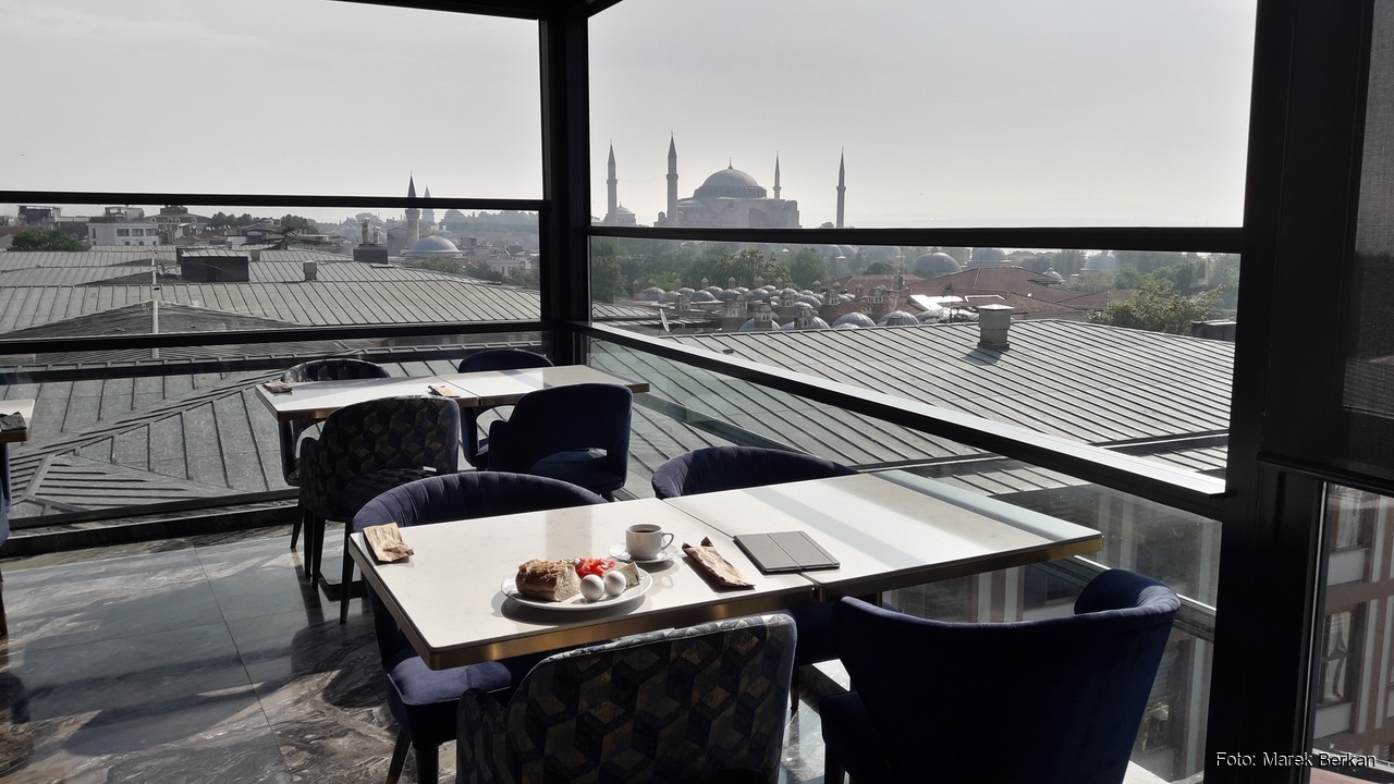 Stambuł: widok z restauracji na meczet Hagia Sophia