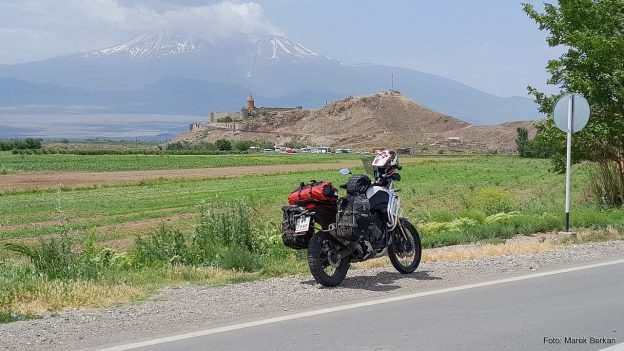 Armenia: Klasztor Chor Wirap i widok na górę Ararat na horyzoncie